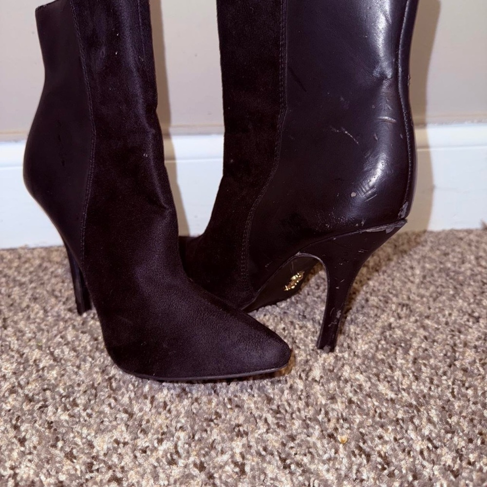 Jennifer Lopez Black Heeled Boots with Stiletto Elegance - Picture 3 of 3